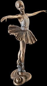 Balletdanser figur set fra siden – viser elegante blå pointe­sko og base med bølgemønster